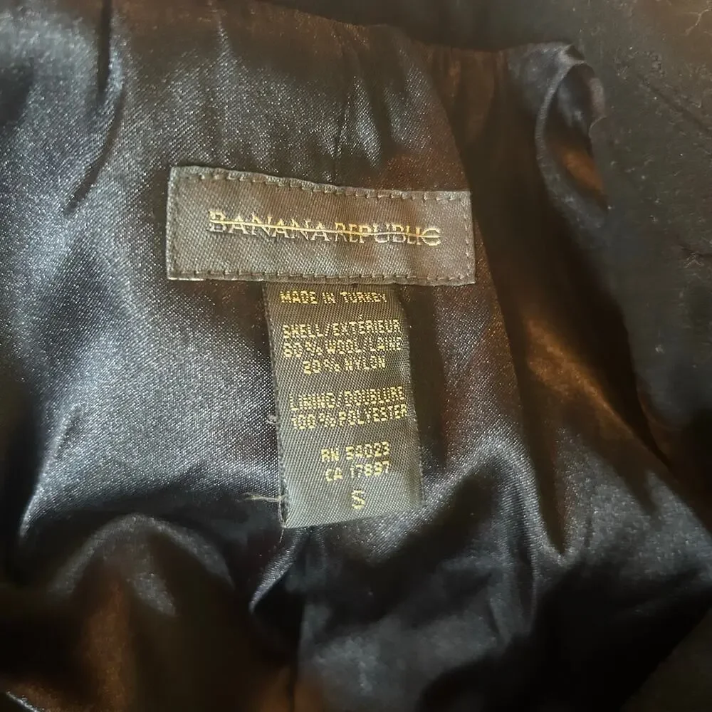 Banana Republic Wool Peacoat I’m Black. Shoulder pads women S